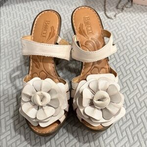 Born Womens Beige/Olive Platform Sandals W/4" Chunky Heels & Toe Rosettes Sz 8 M